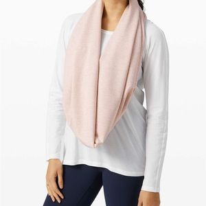 Lululemon Vinyasa Infinity Scarf - Pink Houndstooth